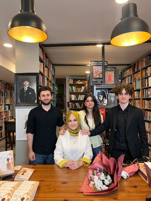 Feyzahan Ece Gedikli :  �21 Günde Fit Ol Parla�  Kitab�n� Dostlar� �çin �mzalad�